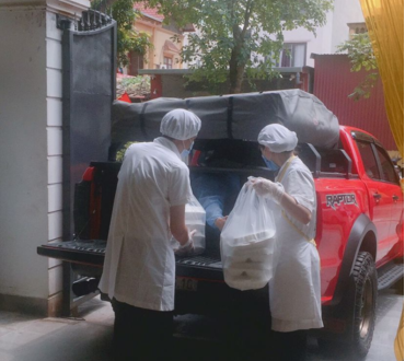 Ấm lòng những suất cơm gửi tuyến đầu chống dịch covid 19