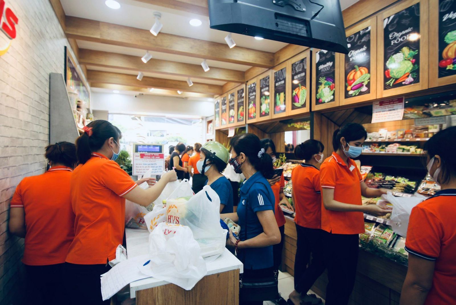 Bạn nên chọn thực phẩm tươi sống vào đầu giờ sáng tại cửa hàng “Thực phẩm an toàn có kiểm soát HVS” địa chỉ 26 Hoàng Cầu, Quận Đống Đa, Hà Nội. 